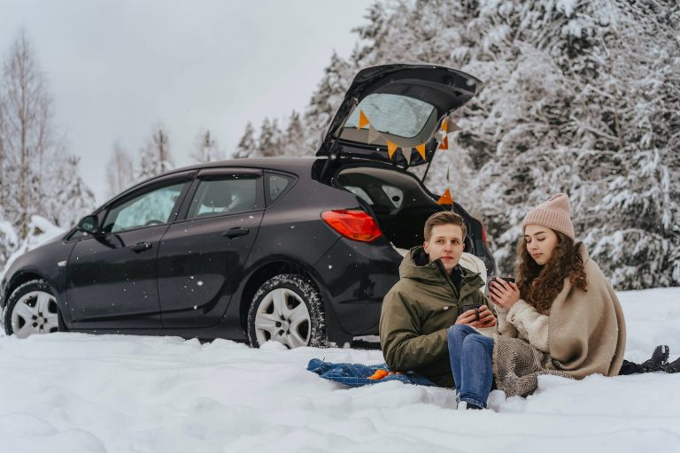 3 manières de débloquer sa voiture de la neige : comment réagir si votre voiture est bloquée dans la neige ?